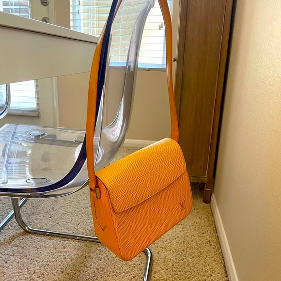 Louis Vuitton yellow epi leather Buci shoulder bag. - Picture 2 of 5